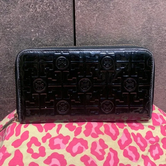 Authentic Tory Burch Wallet - Picture 1 of 8